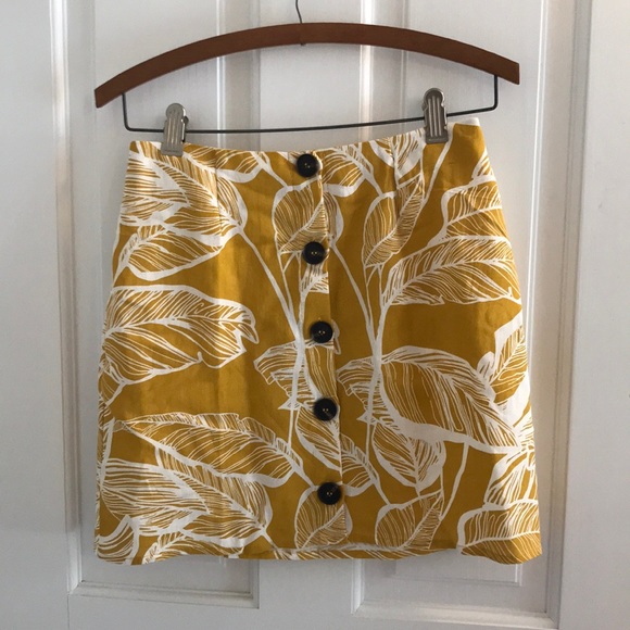 Tropical Yellow Leaves Button Skirt Size Small - Picture 1 of 3